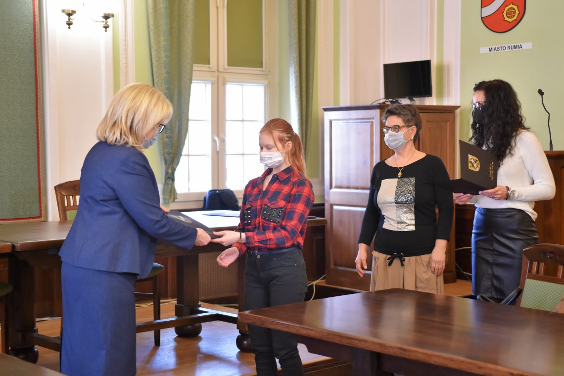 Za nami wręczenie nagród laureatom konkursu dla młodzieży szkół ponadpodstawowych z terenu powiatu wejherowskiego - na spot lub mem promujący szczepienia przeciwko covid-19 wśród kadry pedagogicznej